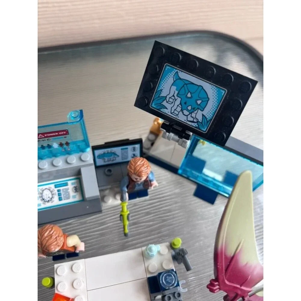 Lego Jurassic World Dr Wu’s Lab Bady Dinosaur Breakout + Pteranadon Chase
